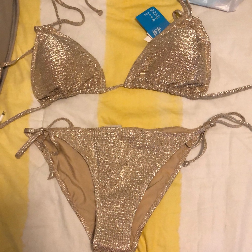 Too is larger and bottom is smaller